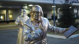 Туристов из Челябинской области на перроне встретили купчихи и исторические персонажи