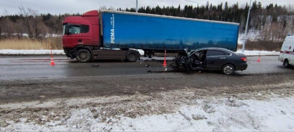 Два человека пострадали в столкновении большегруза и легкового автомобиля в Тобольске