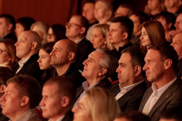 Спектакль "Матросская тишина" в Тобольске посмотрели Артем Жога и Александр Моор 