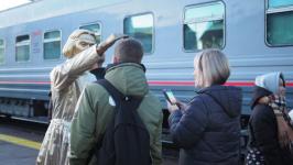 Туристов из Челябинской области на перроне встретили купчихи и исторические персонажи