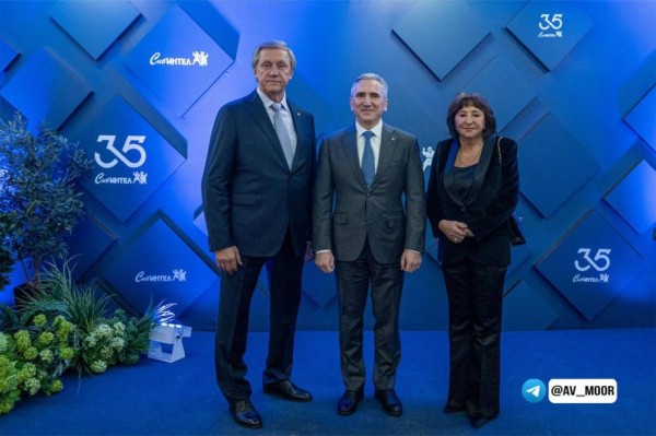 Александр Моор поздравил коллектив "СИБИНТЕЛ-холдинга" с 35-летием компании