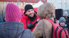 Туристов из Челябинской области на перроне встретили купчихи и исторические персонажи