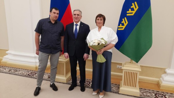 Жителей и  трудовые коллективы Тюменской области наградили в преддверии Дня народного единства