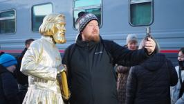 Туристов из Челябинской области на перроне встретили купчихи и исторические персонажи