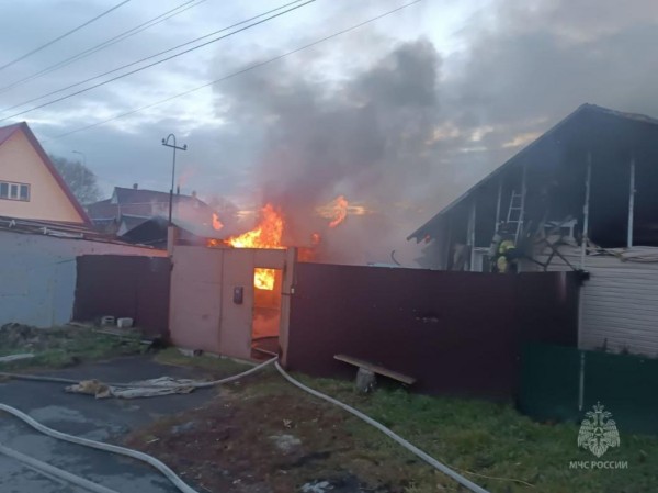 Пожар в жилом доме и бане ликвидировали на ул. Станиславского в Тюмени 