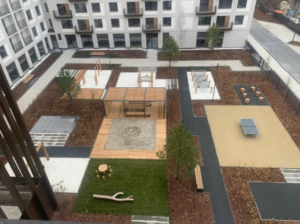 Дом с арт-объектом во дворе построил девелопер в Тюмени