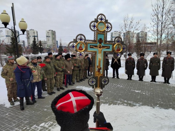 В Тюмени казакам-первопроходцам Сибири передали флаг с изображением Архангела Михаила