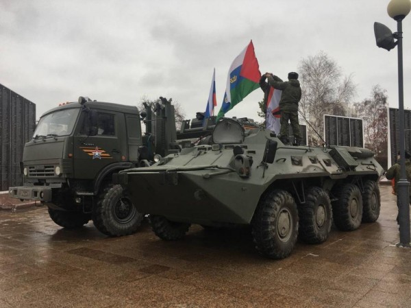 В Тюмени будущим военным показывают боевую технику