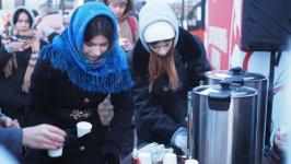 Туристов из Челябинской области на перроне встретили купчихи и исторические персонажи