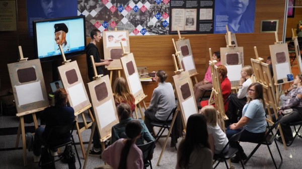 Мастер-классы и световое шоу порадовали гостей тюменской библиотеки в &ldquo;Ночь искусств&rdquo;
