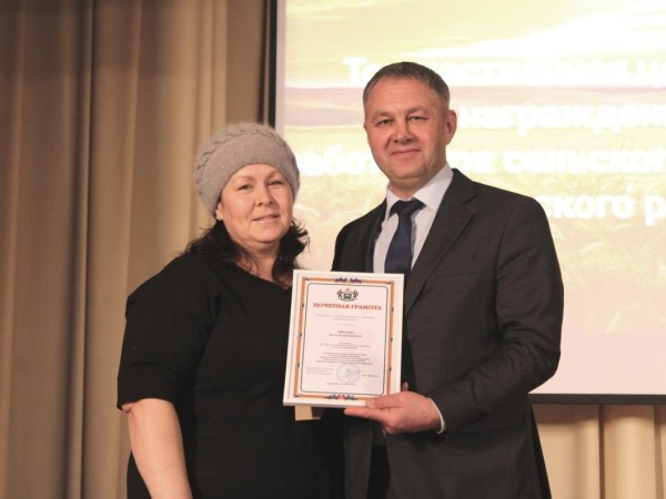 Тобольским фермерам вручили благодарности за собранный урожай Тобольским фермерам вручили благодарности за собранный урожай