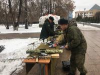 В Тюмени будущим военным показывают боевую технику
