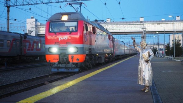 Туристов из Челябинской области на перроне встретили купчихи и исторические персонажи