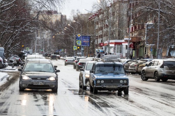 Глава тюменской Госавтоинспекции рекомендует водителям не затягивать переход на зимнюю резину