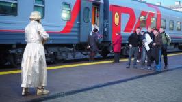 Туристов из Челябинской области на перроне встретили купчихи и исторические персонажи