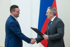 57 жителям Тюменской области вручили государственные и региональные награды