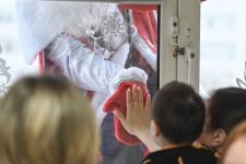 Десант Дедов Морозов поздравил маленьких пациентов ОКБ № 2 с Новым годом Десант Дедов Морозов поздравил маленьких пациентов ОКБ № 2 с Новым годом