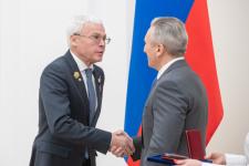 57 жителям Тюменской области вручили государственные и региональные награды