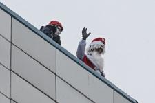 Десант Дедов Морозов поздравил маленьких пациентов ОКБ № 2 с Новым годом Десант Дедов Морозов поздравил маленьких пациентов ОКБ № 2 с Новым годом