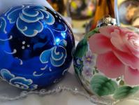 Тюменка Вера Быкова наносит урало-сибирскую роспись на елочные игрушки