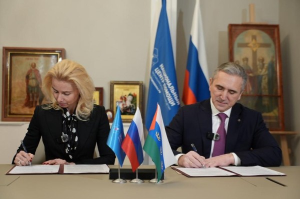 Александр Моор подписал соглашение с Национальным центром помощи детям Александр Моор подписал соглашение с Национальным центром помощи детям