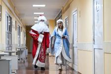 Десант Дедов Морозов поздравил маленьких пациентов ОКБ № 2 с Новым годом Десант Дедов Морозов поздравил маленьких пациентов ОКБ № 2 с Новым годом