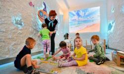 Александр Моор поздравил подопечных детского сада № 121 с наступающим Новым годом