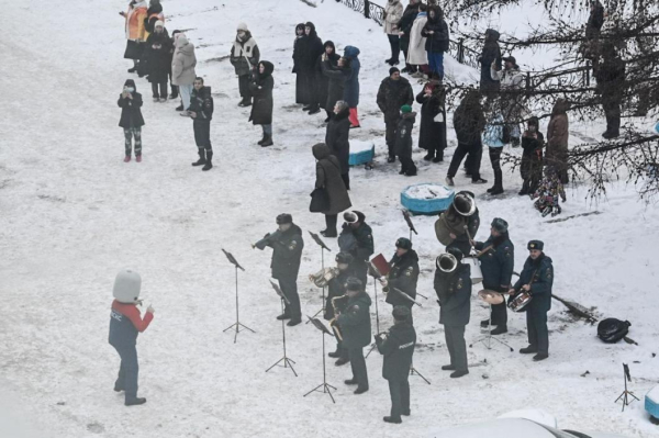 Десант Дедов Морозов поздравил маленьких пациентов ОКБ № 2 с Новым годом Десант Дедов Морозов поздравил маленьких пациентов ОКБ № 2 с Новым годом