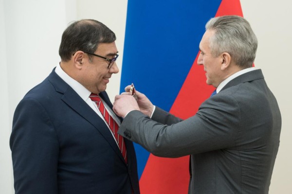 57 жителям Тюменской области вручили государственные и региональные награды