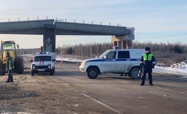 Реверсивное движение транспорта введено на трассе Тюмень-Ханты-Мансийск после ночного ДТП