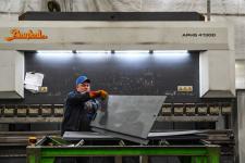 Более 100 печей-буржуек сделали для отправки бойцам СВО на заводе в Тюмени