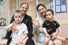 Десант Дедов Морозов поздравил маленьких пациентов ОКБ № 2 с Новым годом Десант Дедов Морозов поздравил маленьких пациентов ОКБ № 2 с Новым годом