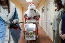 Десант Дедов Морозов поздравил маленьких пациентов ОКБ № 2 с Новым годом Десант Дедов Морозов поздравил маленьких пациентов ОКБ № 2 с Новым годом