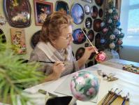 Тюменка Вера Быкова наносит урало-сибирскую роспись на елочные игрушки