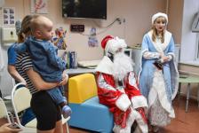Десант Дедов Морозов поздравил маленьких пациентов ОКБ № 2 с Новым годом Десант Дедов Морозов поздравил маленьких пациентов ОКБ № 2 с Новым годом