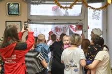 Десант Дедов Морозов поздравил маленьких пациентов ОКБ № 2 с Новым годом Десант Дедов Морозов поздравил маленьких пациентов ОКБ № 2 с Новым годом