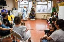 Десант Дедов Морозов поздравил маленьких пациентов ОКБ № 2 с Новым годом Десант Дедов Морозов поздравил маленьких пациентов ОКБ № 2 с Новым годом