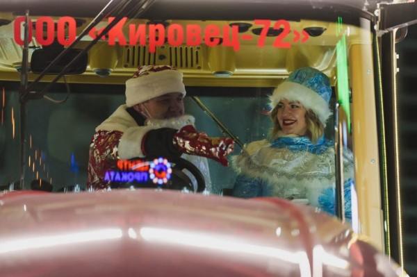 В новогоднем  кортеже жителям Тюмени показали технику флагманов российского машиностроения