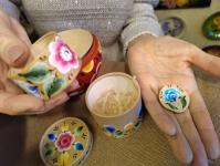 Тюменка Вера Быкова наносит урало-сибирскую роспись на елочные игрушки