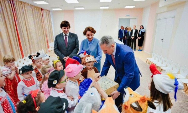 Александр Моор поздравил подопечных детского сада № 121 с наступающим Новым годом