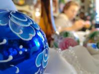 Тюменка Вера Быкова наносит урало-сибирскую роспись на елочные игрушки