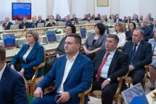 57 жителям Тюменской области вручили государственные и региональные награды