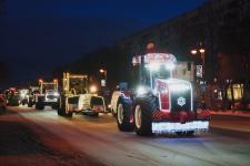 В новогоднем  кортеже жителям Тюмени показали технику флагманов российского машиностроения