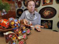 Тюменка Вера Быкова наносит урало-сибирскую роспись на елочные игрушки