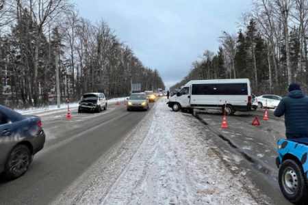 Четыре автомобиля столкнулись под Тюменью