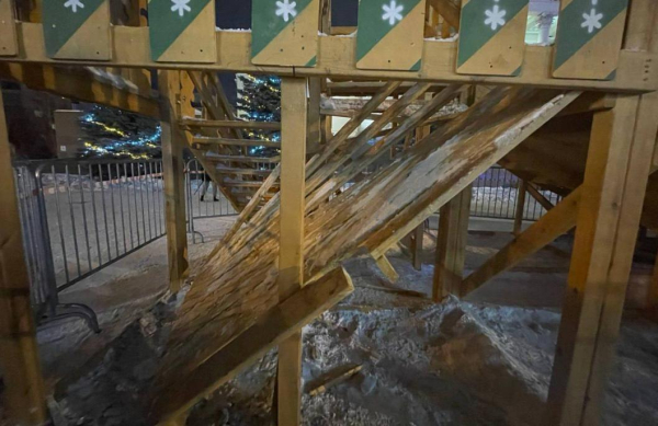 В Тюмени из-за обрушения горки у драмтеатра пострадали два человека