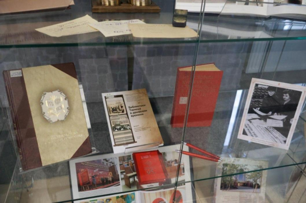 Истории библиотечного дела посвятили выставку в тюменской Менделеевке 