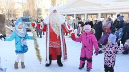 Конкурс и забег среди Снегурочек прошел на площади 400-летия Тюмени