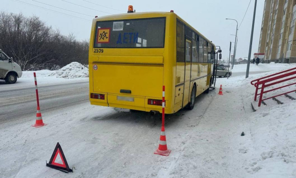 Школьник попал под автобус на улице Избышева в Тюмени