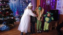 В Тюменской области команда "Елки желаний 72" поздравила детей из многодетных семей